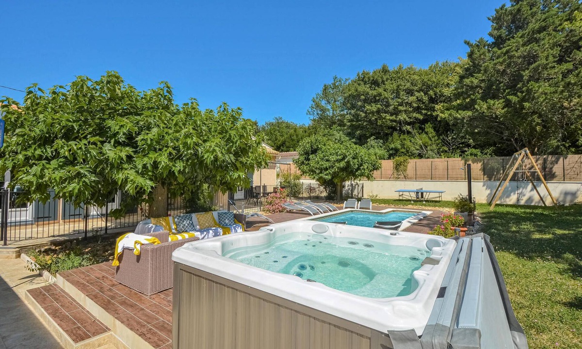 Eyragues House | 4 bedroom accommodation in Eyragues