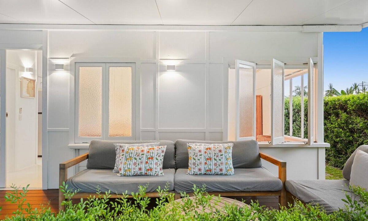 Newell House | Absolute Beachfront Cottage Near Port Douglas | White Cockatoo