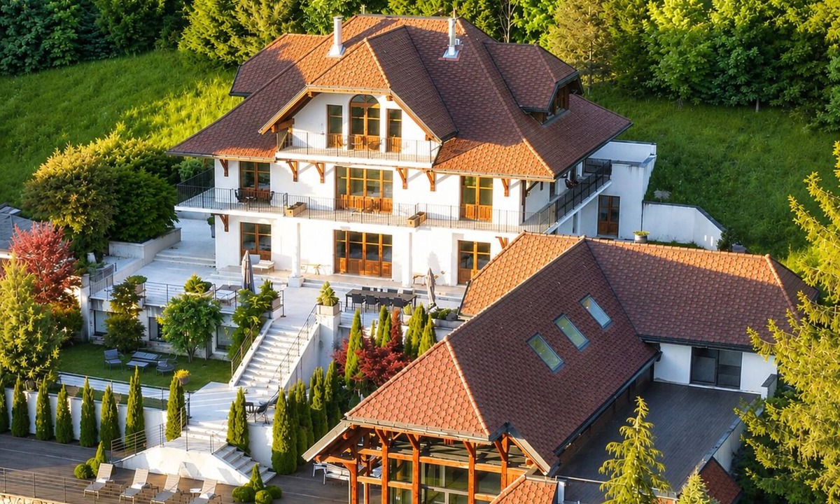 Veyrier-du-Lac Villa | "Annecy Location Prestige: Villa Josephine – Stunning View of Lake Annecy"