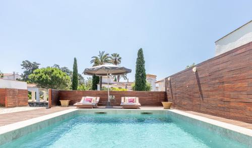 Empuriabrava Villa | Apart-rent Villa al canal Llobregat 0106 con piscina y amarre