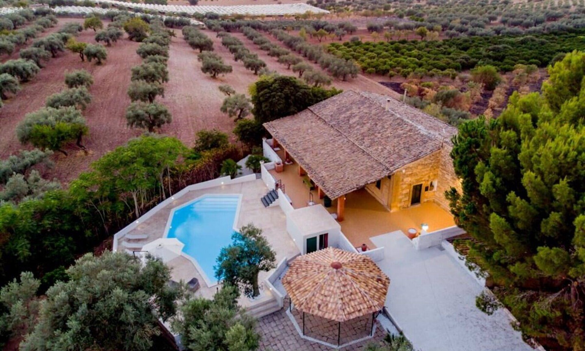 Chiaramonte Gulfi Villa | Beautiful private villa for 10 guests with A/C, private pool, WIFI, TV, patio and pets allowed