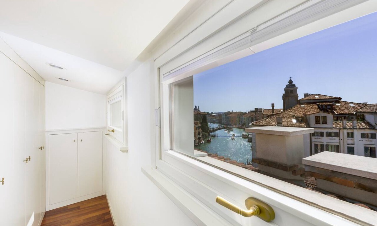 Dorsoduro Apartment | Ca' Cerchieri Terrace Canal View
