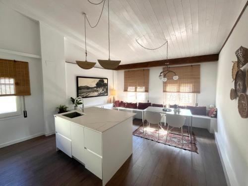 Campdevanol House | Can Clavetaires - Amplia casa histórica de 160 m2 con sala de juegos