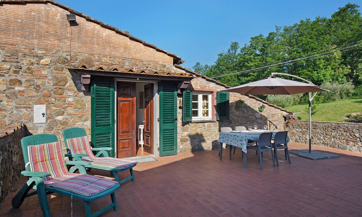 Capannori Apartment | Emma e Adele Apartment with Private Garden, Wi-Fi, and Air Conditioning