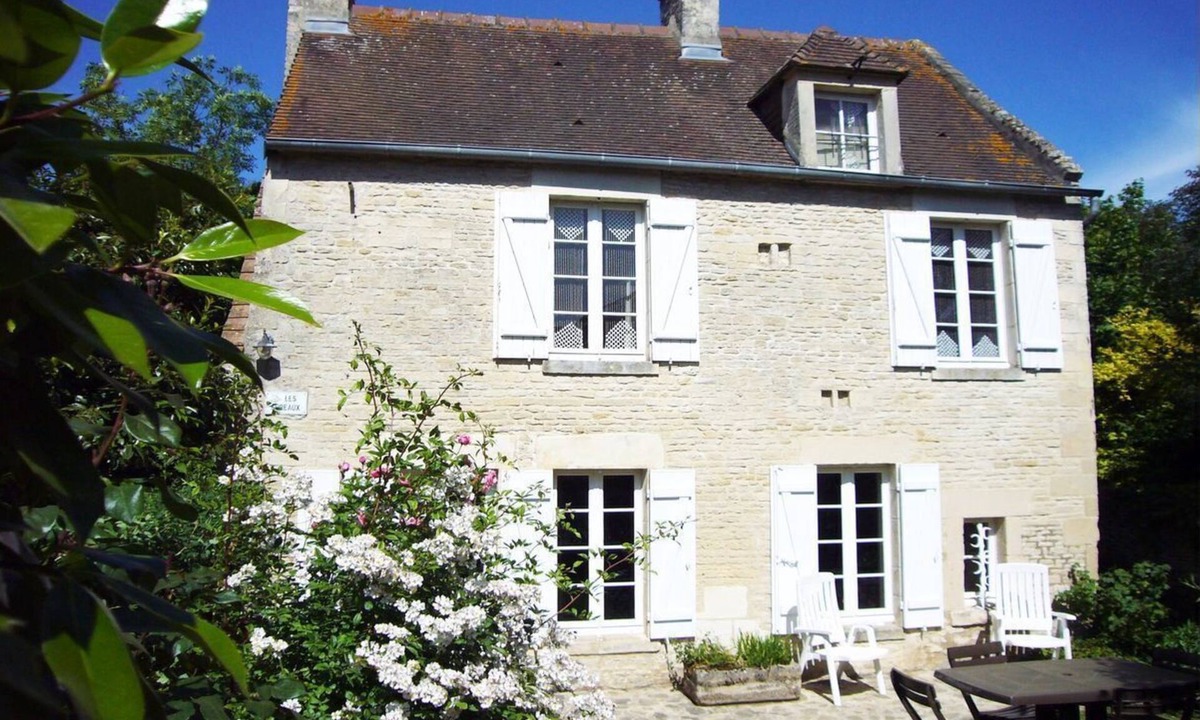 Mathieu House | Gîte - Old stone house, enclosed garden - "Les Sureaux" (The Offices)
