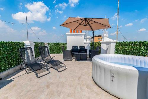 Central Station Apartment | heated HYDROMASSAGE POOL Central Station1' View