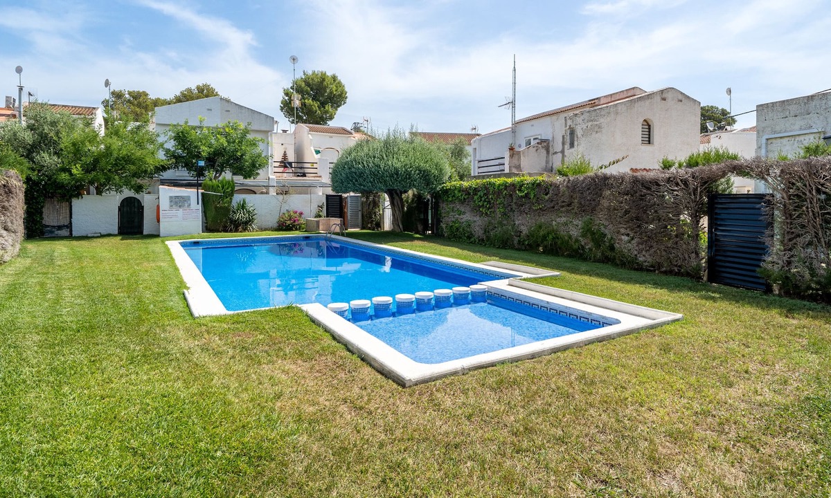 El Casalot House | Holiday Home 'Global Casalot' close to the Sea with Shared Pool & Wi-Fi