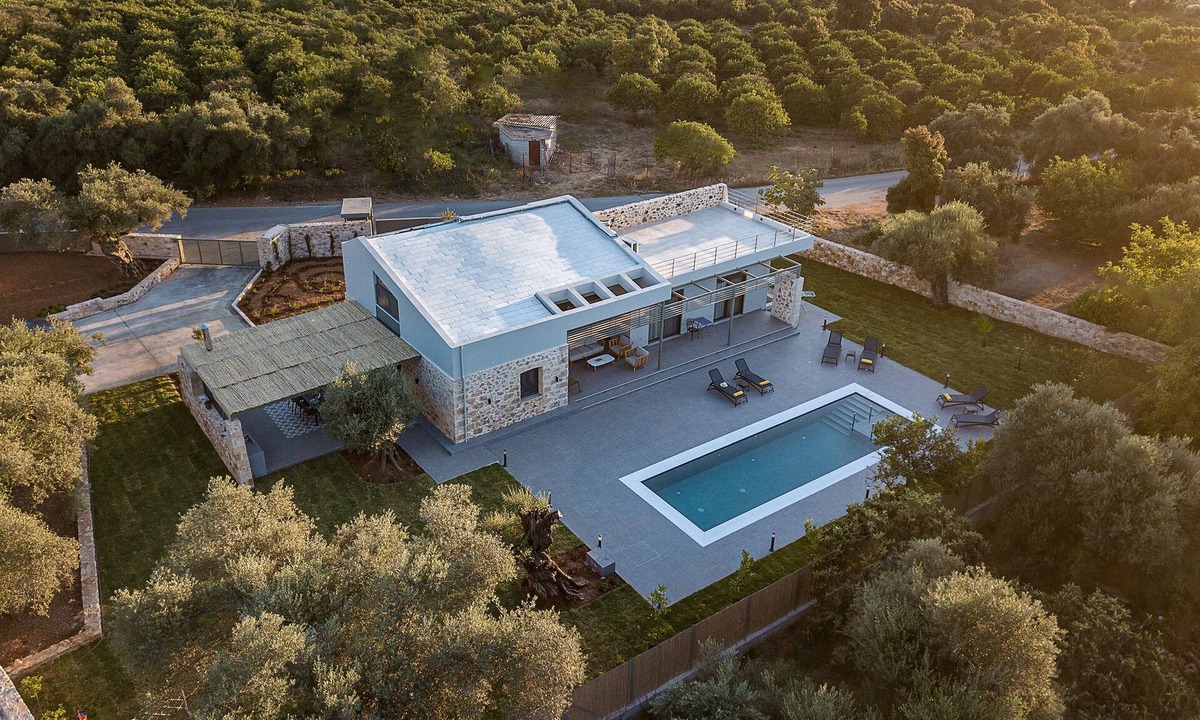Agia Villa | Luxurious villa, 10' from the city, 10' from the beach, 10' from the mountains