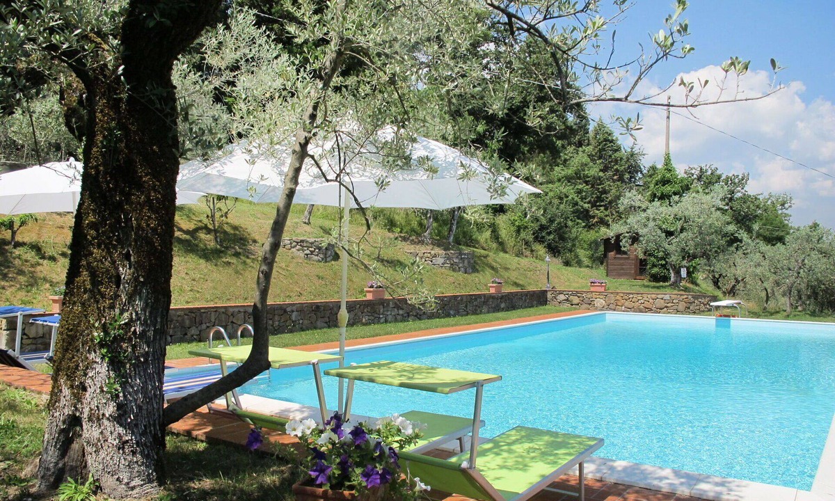 Montevarchi Villa | Nice apartment in villa for 4 guests with WIFI, pool, TV, patio and pets allowed