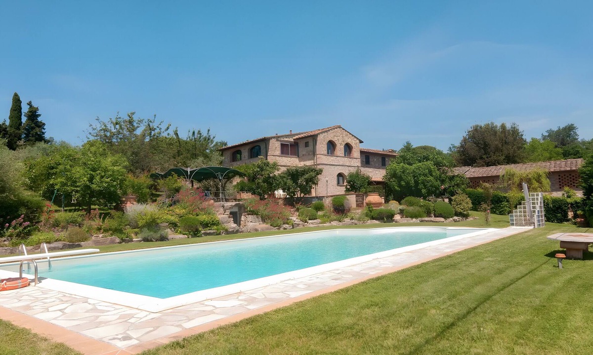 Mercatale Val di Pesa Apartment | Podere Papèra - 'Cavallo Flat' Apartment with Mountain View, Wi-Fi and Air Conditioning