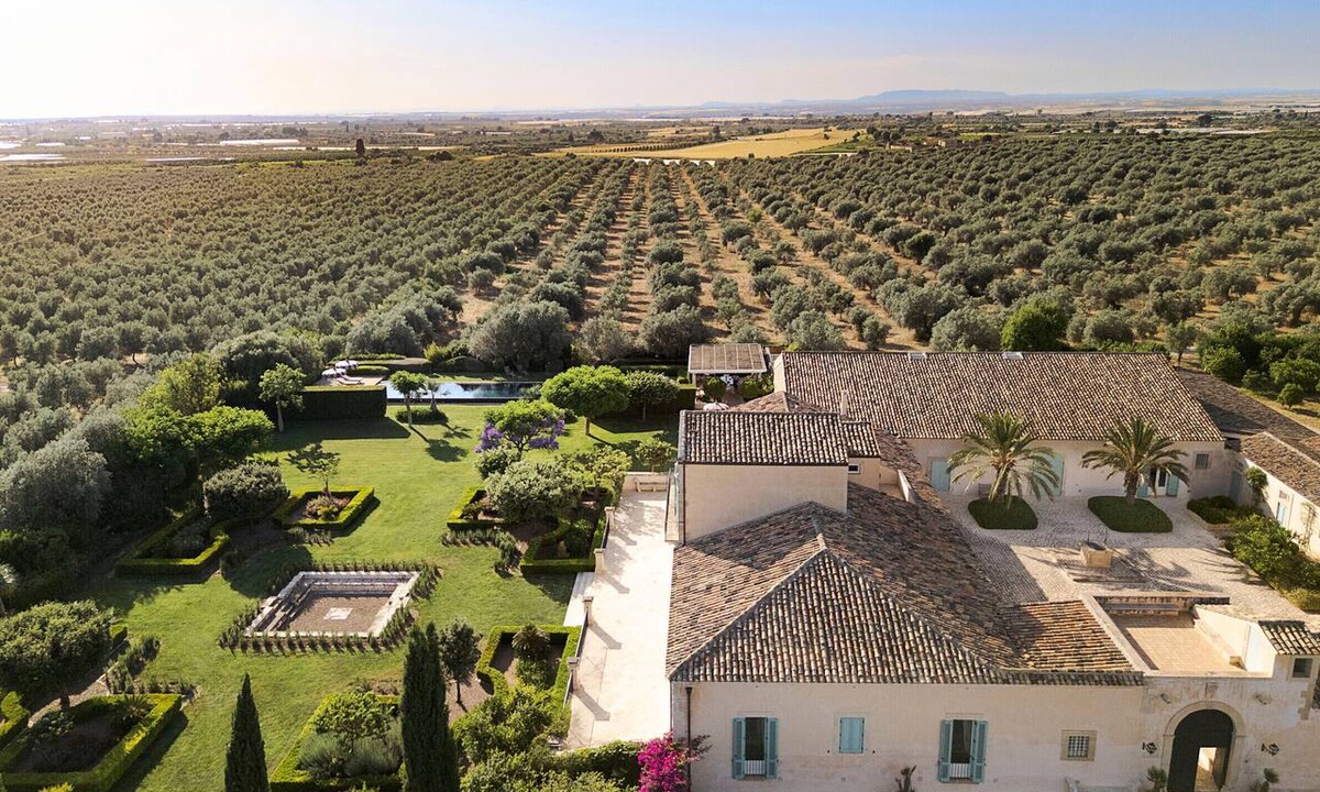 Chiaramonte Gulfi Villa | Prestigious villa with private pool in Chiaramonte Gulfi - DiCasaInSicilia