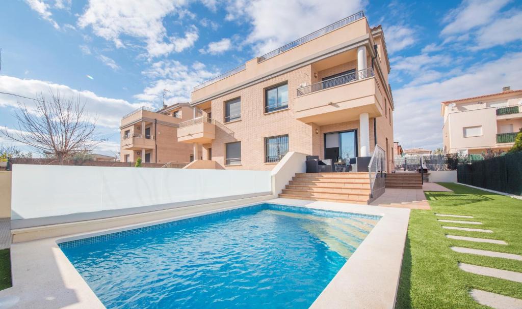 Tarragones House | Salou Villa Private Pool & Jacuzzi