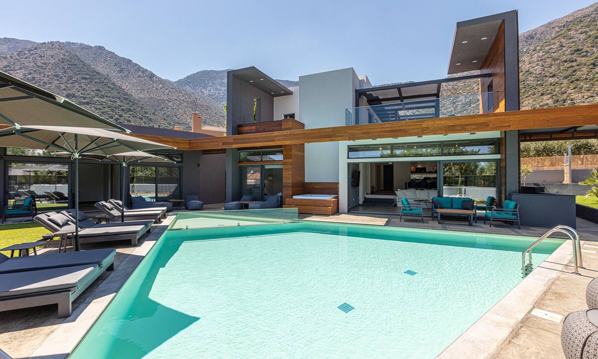 Vlichada Villa | Sauna, heated pool, kids pool, close to the beach & shops!
