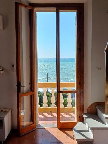 Castiglioncello Apartment | Seafront loft in Liberty villa
