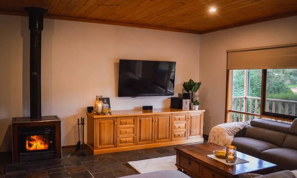 Eildon Cabin | Shaw Thing Lodge: Wifi, Foxtel, Pet Friendly