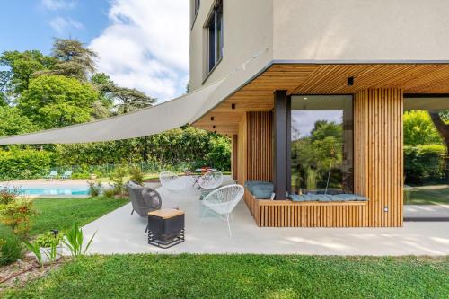 Les Serres - Vivier Villa | Souvenirs architect's house with pool and garden
