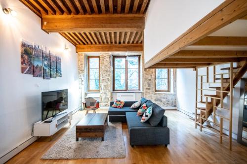 Old Lyon Apartment | Soyeux - Superbe canut quai de Saône