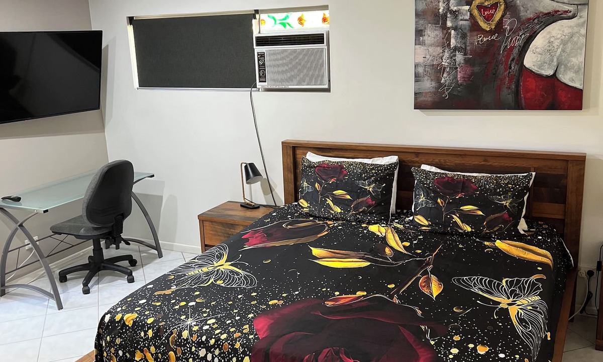 Manunda Apartment | Spacious air-conditioned unit with king size bed, close to town & hospital