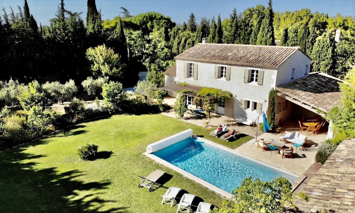 Eyragues House | St-Rémy-de-Pce, 4 kms away, "Mas Airaga" is a charming farmhouse in absolute calm.
