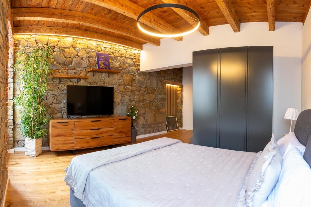 Cormons House | Stevoski Rooms - Modern Comfort in a Historic Stone House