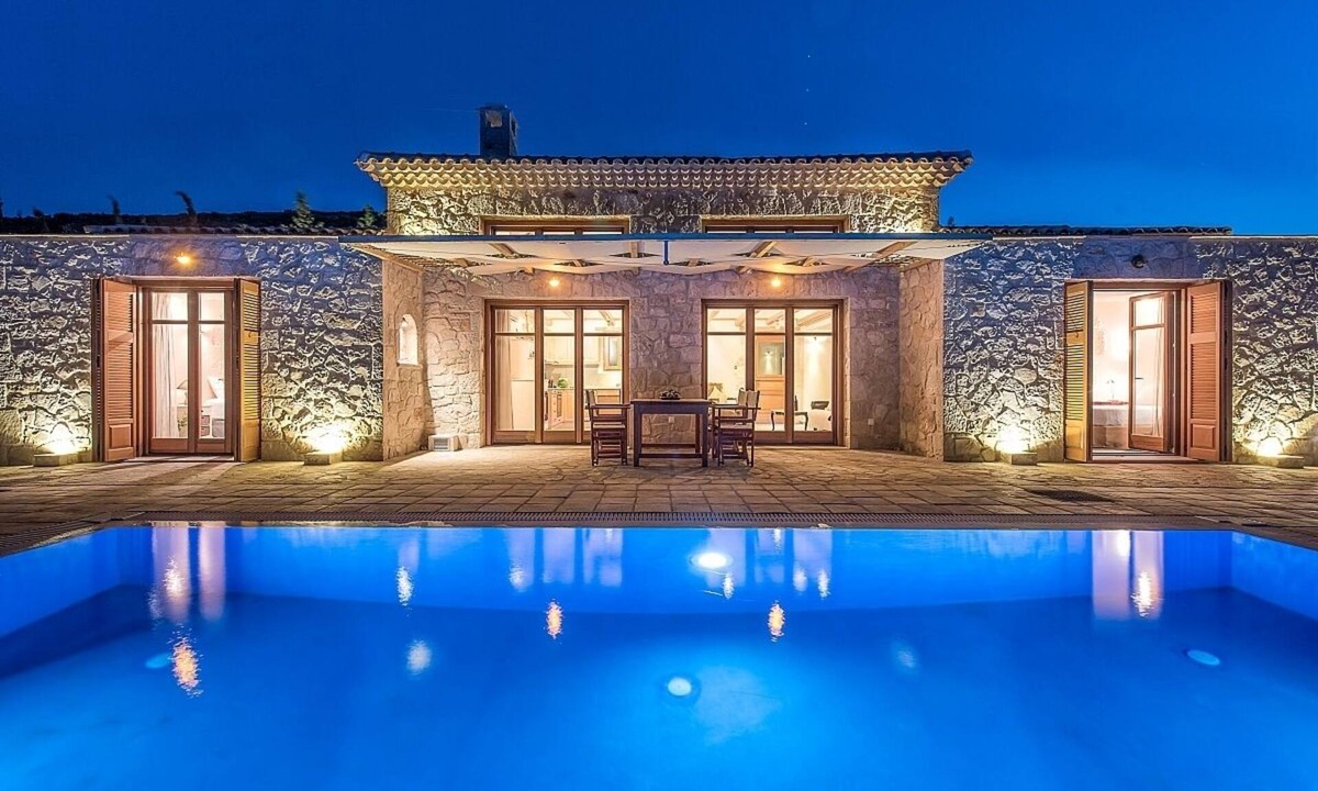 Elation Villa | Tasteful Single Storey Villa with Private Pool and Outdoor Jacuzzi, Direct Access to the Sea!