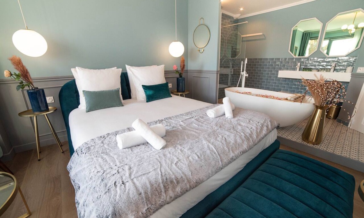 Auteuil Apartment | The Parisian Blue/Eiffel Tower