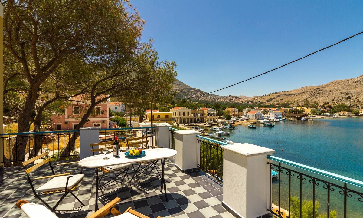 Pedi Villa | The Vegghera House - Seafront Apartment with attic