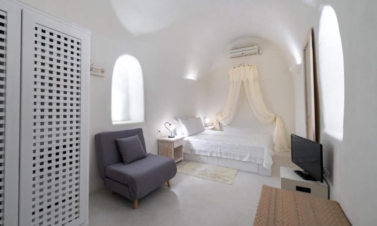 Fira Villa | Tranditional Cave House In The Heart of Fira-Santorini