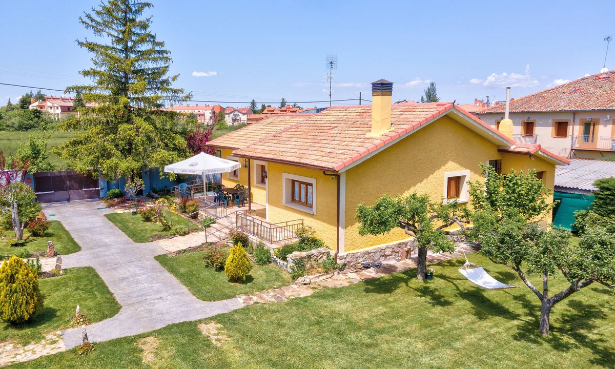 Riaza Villa | Victoriana Riaza Farm. Ideal for families up to 8 people. Large Garden.