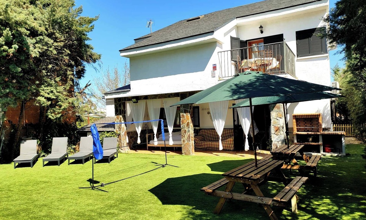 Navahermosa Villa | Villa 'Del Monte Casa Rural' with Mountain View, Wi-Fi and Air Conditioning