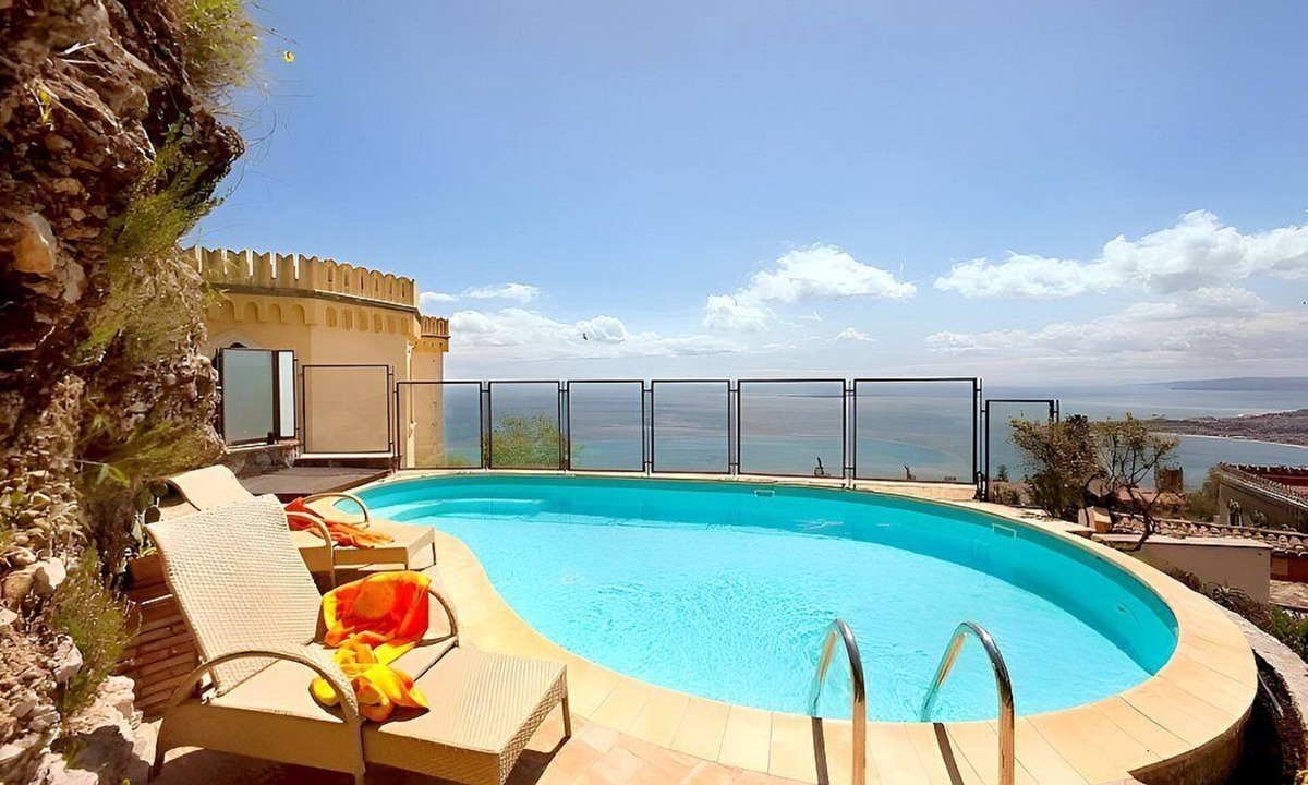 Taormina Villa | Villa Doride Piccola: An elegant and welcoming two-story villa which faces the sun and the sea, with Free WI-FI.