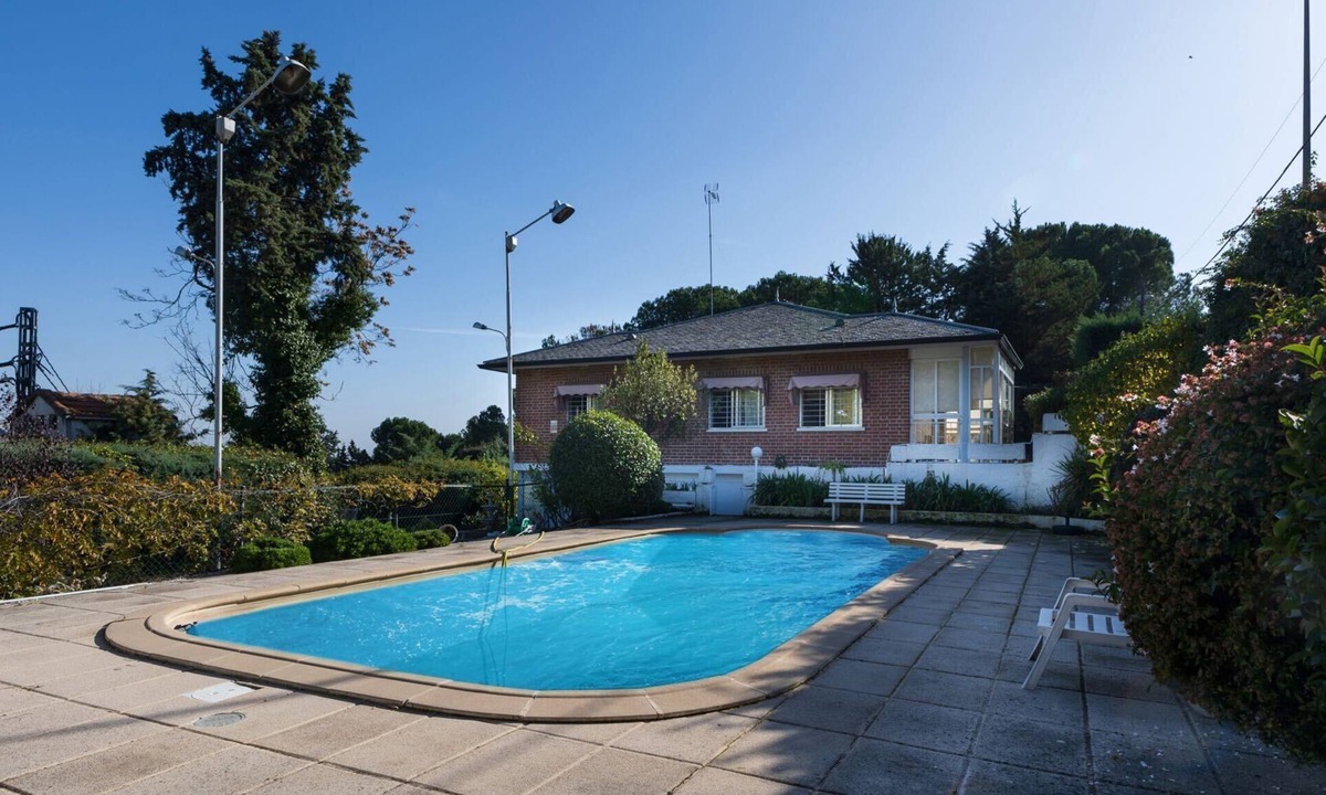 Las Matas Villa | Villa for 8 people in the northwest of Madrid, 20 minutes from downtown，.