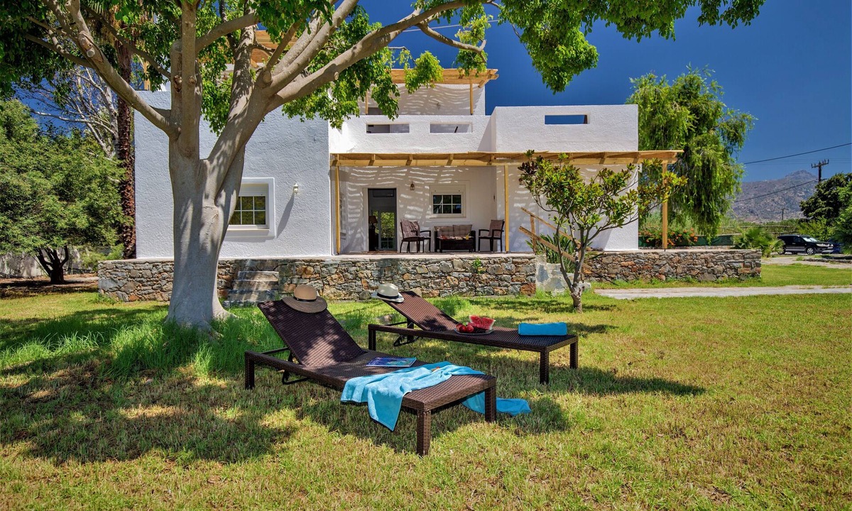 Ierapetra Villa | Villa Komorebi: 2500m² Garden Estate, Beach 400m, 3BR/8, Walk to Town, 300Mbps