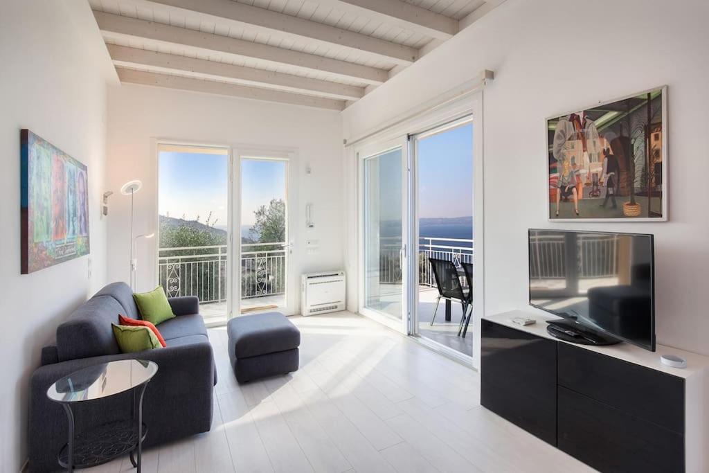 Albisano Apartment | Villa Malù - APT Luisa Piscina e vista lago