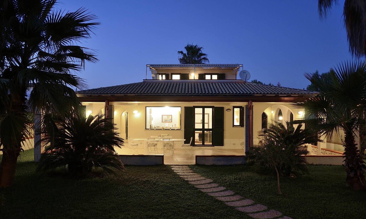 Santa Maria del Focallo Villa | Villa with direct access to the fine sandy beach, garden and terraces