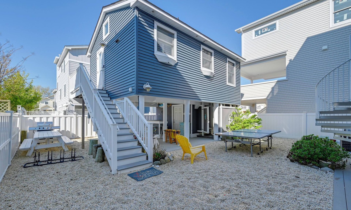 Beach Haven Cottage | Walk to Bay Village, Beaches & More! Cozy Cottage