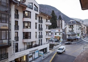 50m from resort center, 2nd floor, view street, balcony, 26m², Brides Les Bains