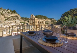 Beautiful Holiday Apartment in Scicli with Furnished Terrace and Beautiful View