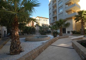 Charmant 2P moderne avec terrasse, parking privé, en plein centre de Menton, à 2 pas de la mer - FR-1-196-200