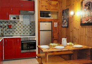 Cozy Mountain Studio with South-Facing Balcony, Sleeps 5, Close to Ski Lifts and Shuttle