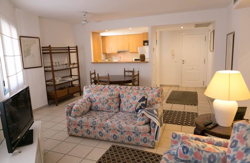 Begur Apartment | 2 bed. GF apartment in center of Begur, w shared pool & parking (H62)