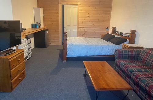 Smithton House | 2 Minutes to town center. Water views of duck river.