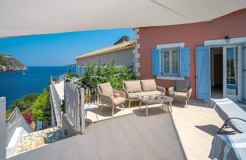 Frourion Villa | 2BR Villa Infinity Pool Sea View