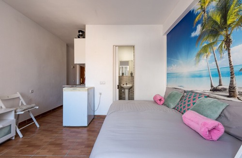 La Malagueta Apartment | Air-Conditioned Studio Apartment in Fantastic Location on the Beach with Wi-Fi