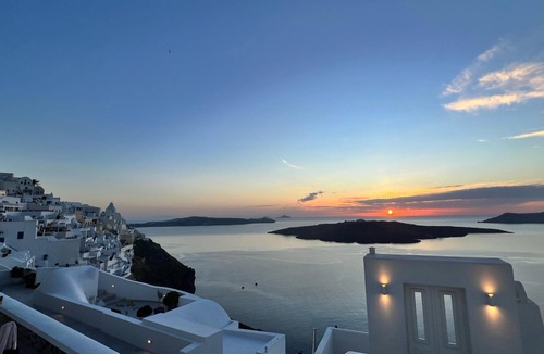 Fira Villa | AKRON CLIFF SUITE LOCATED IN FIRA WITH VOLCANO AND SUNSET VIEW