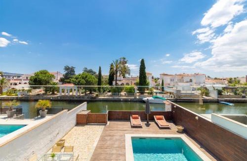 Empuriabrava Villa | Apart-rent Villa al canal Llobregat 0106 con piscina y amarre