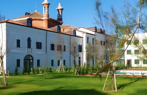 Pellestrina Apartment | Apartment '2' with Shared Pool, Private Garden and Air Conditioning