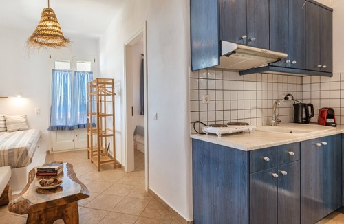Kini Apartment | Apartment 'Suite No 3' with Sea View, Wi-Fi and Air Conditioning
