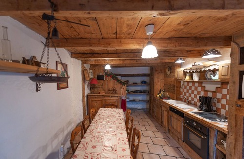 Praranger Ski Chalet | Authentic home, combining the warmth of wood and mountain stone.
