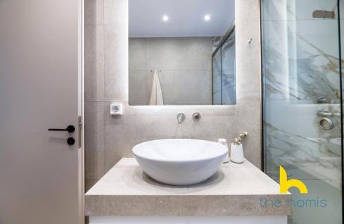 Kinosargous Apartment | B1 Bright 2BR Haven w Balcony, Kingbed & Parking!